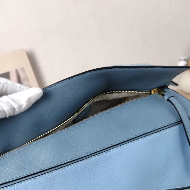 LOEWE Crossbody Bag Puzzle Blue Calfskin Medium 29 × 14 × 19.5 cm — detail view 1 of 12