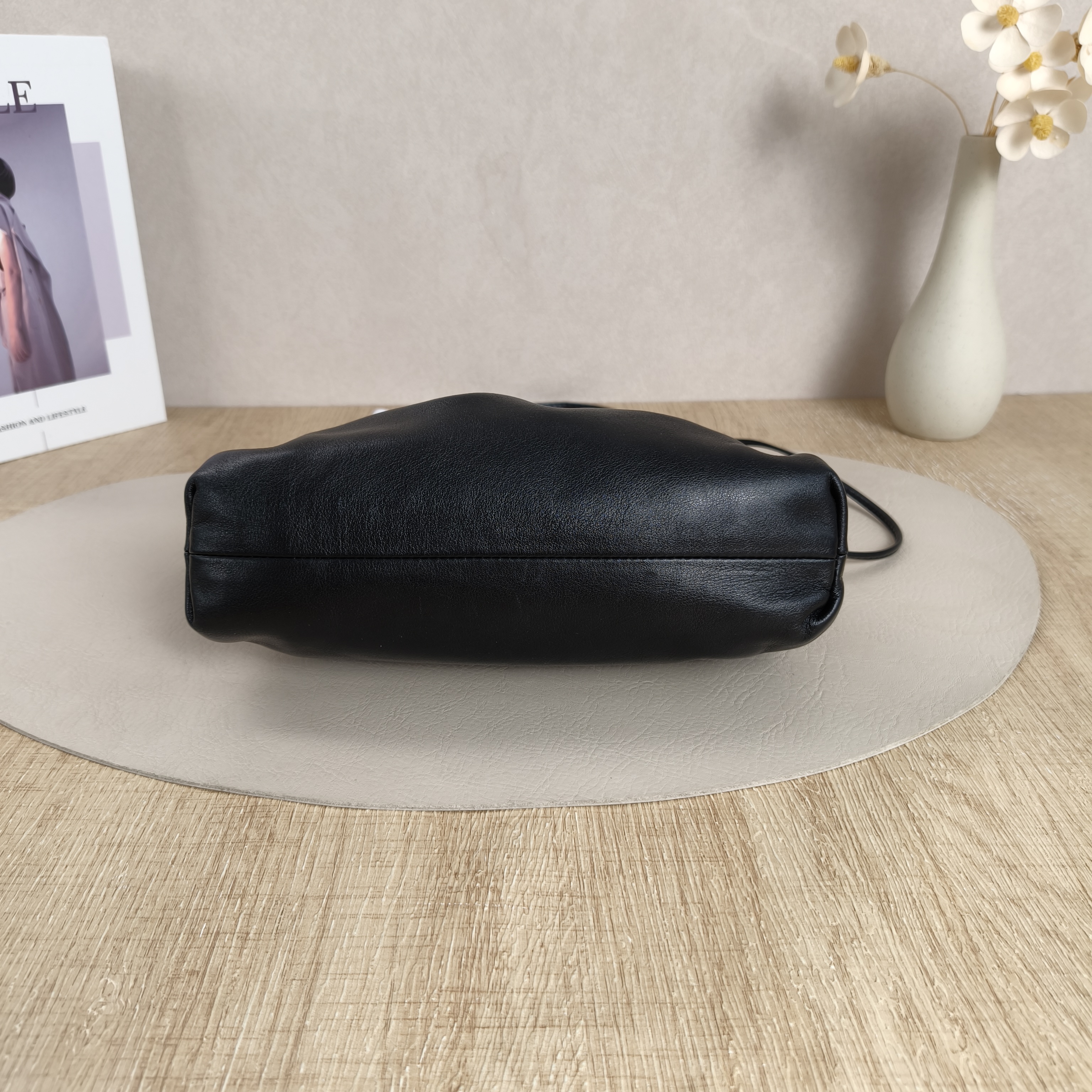 Bottega Veneta Clutch The Pouch Clutch Black Calfskinmini22 × 5 × 13 cm — cover view 7 of 10