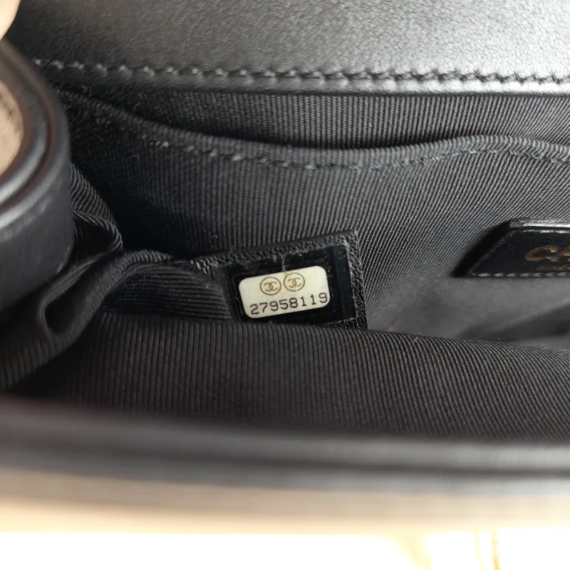 Chanel Crossbody Bag Le Boy​ Black Calfskin Medium 25 × 9 × 15 cm 27 — detail view 3 of 12