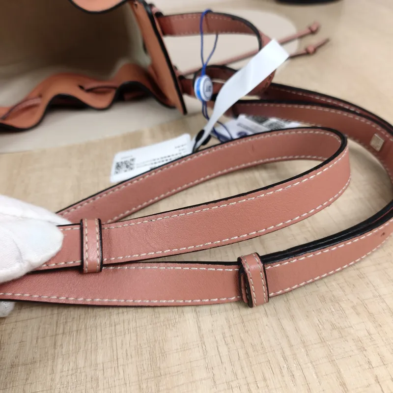 LOEWE Crossbody Bag Hammock Calfskinmini17 × 11 × 19.5 cm — detail view 2 of 12