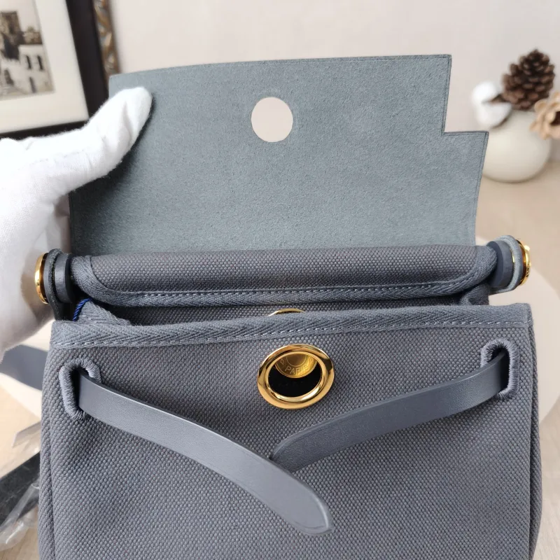 Hermès Crossbody Bag Herbag Zip 20 Calfskin，Canvasmini20.5 × 7 × 16.5 cm — detail view 11 of 12
