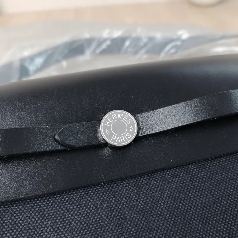 Hermès Crossbody Bag Herbag Zip 2089Black Calfskin，Canvasmini20.5 × 7 × 16.5 cm — detail view 9 of 15