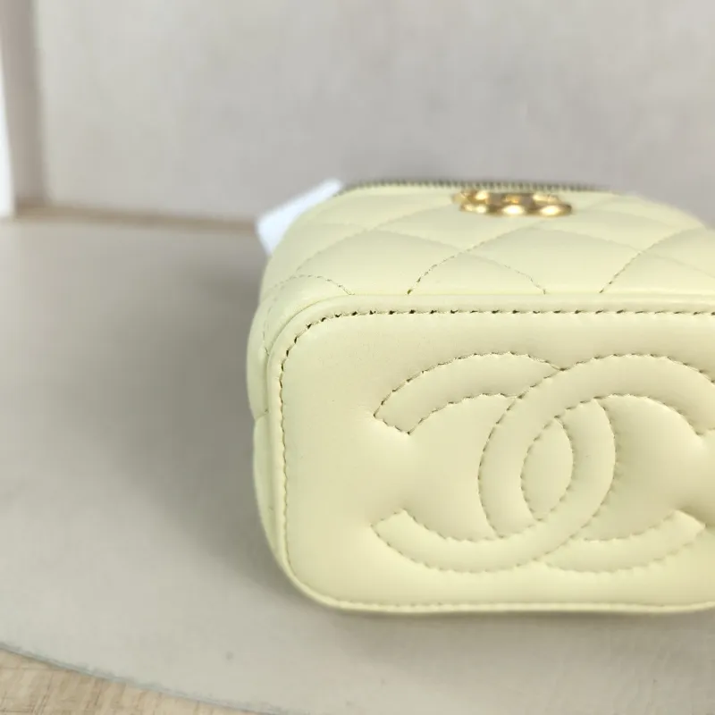 Chanel Crossbody Bag Edition Yellow Lambskin One Size 10 × 7 × 9 cm — detail view 1 of 12