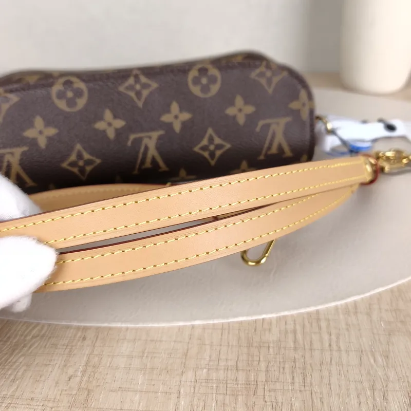 Louis Vuitton Crossbody Bag IVY Monogram PVC Small 23.5 × 4.3 × 12 cm — detail view 9 of 11