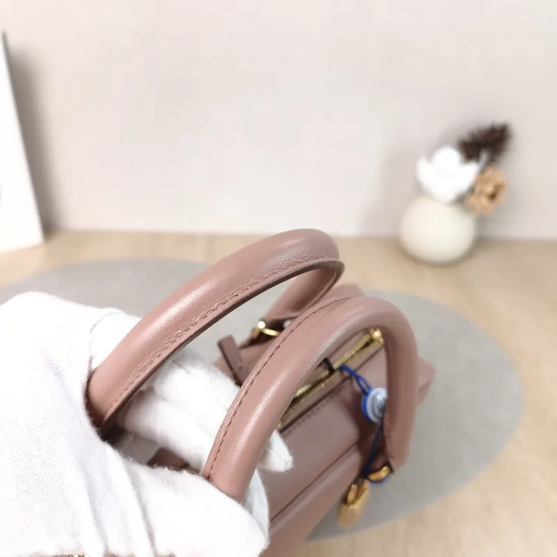 LOEWE Crossbody Bag amazona 19 Calfskin One Size 24 × 19 × 15 cm — detail view 4 of 13