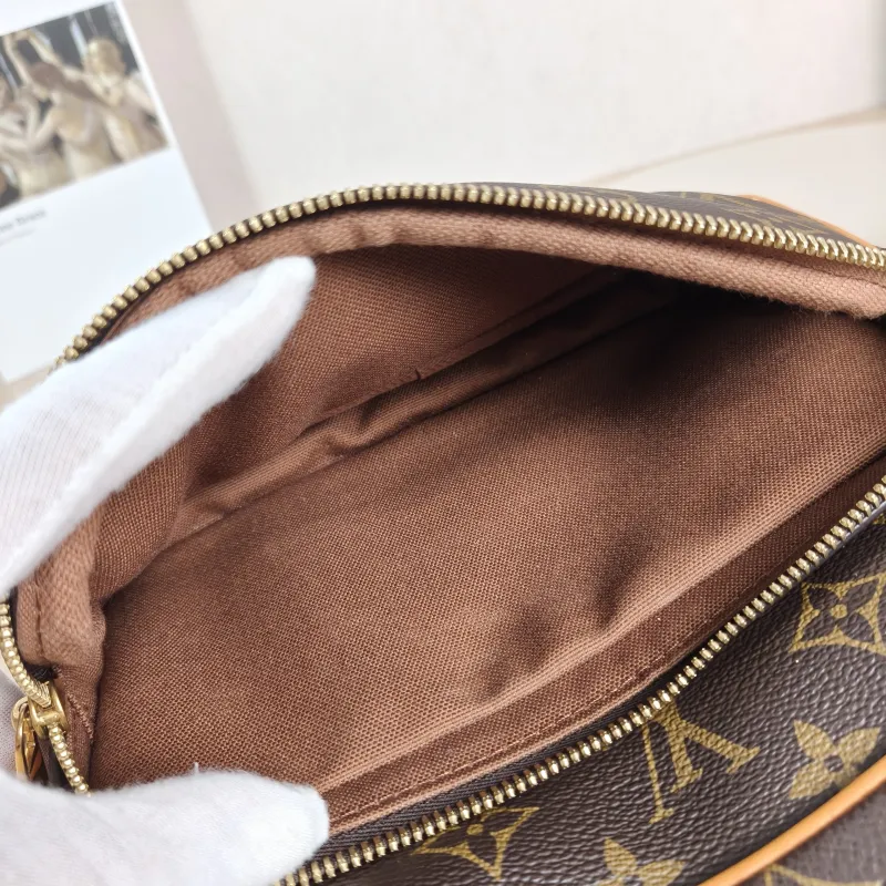 Louis Vuitton Crossbody Bag Nil Messenger Bag Monogram PVC One Size 25 × 11 × 17.5 cm — detail view 10 of 11
