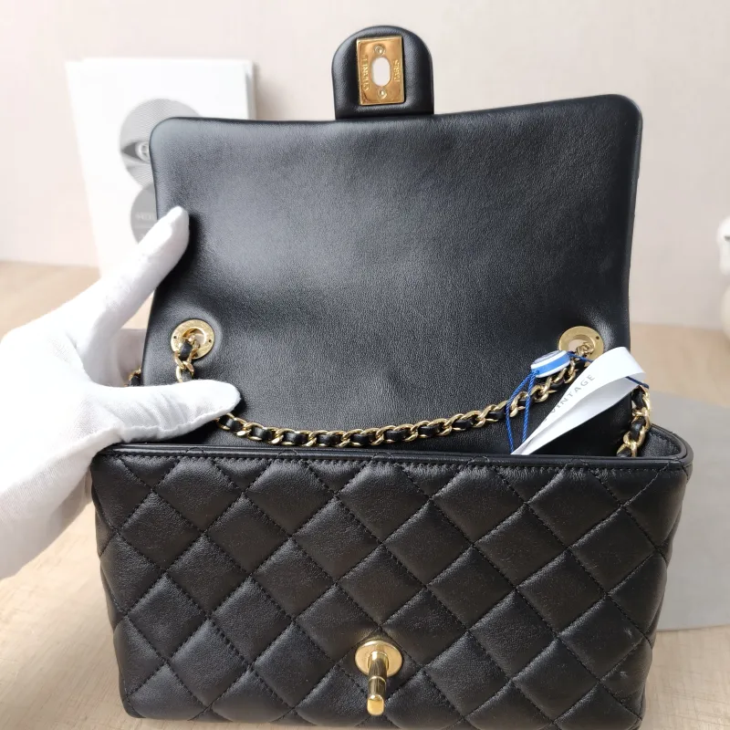 Chanel Crossbody Bag24b Crossbody Bag Black Lambskin One Size20 × 5 × 14 cm — detail view 4 of 14