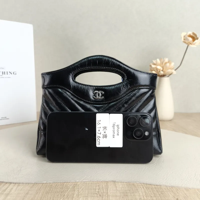 Chanel Shoulder Bag31Bag v Waxed Leather Calfskinnano20.5 × 3.5 × 17 cm — cover view 2 of 5