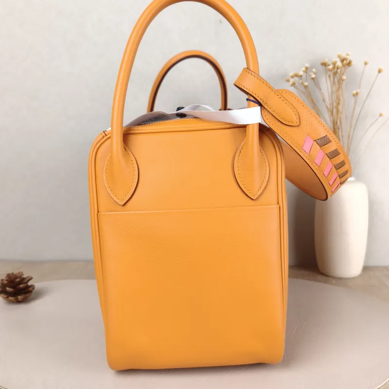 Hermès Crossbody Bag Lindy 30 Taurillon Clemence TC Calfskin 30 30 × 15 × 19 cm D — detail view 3 of 11