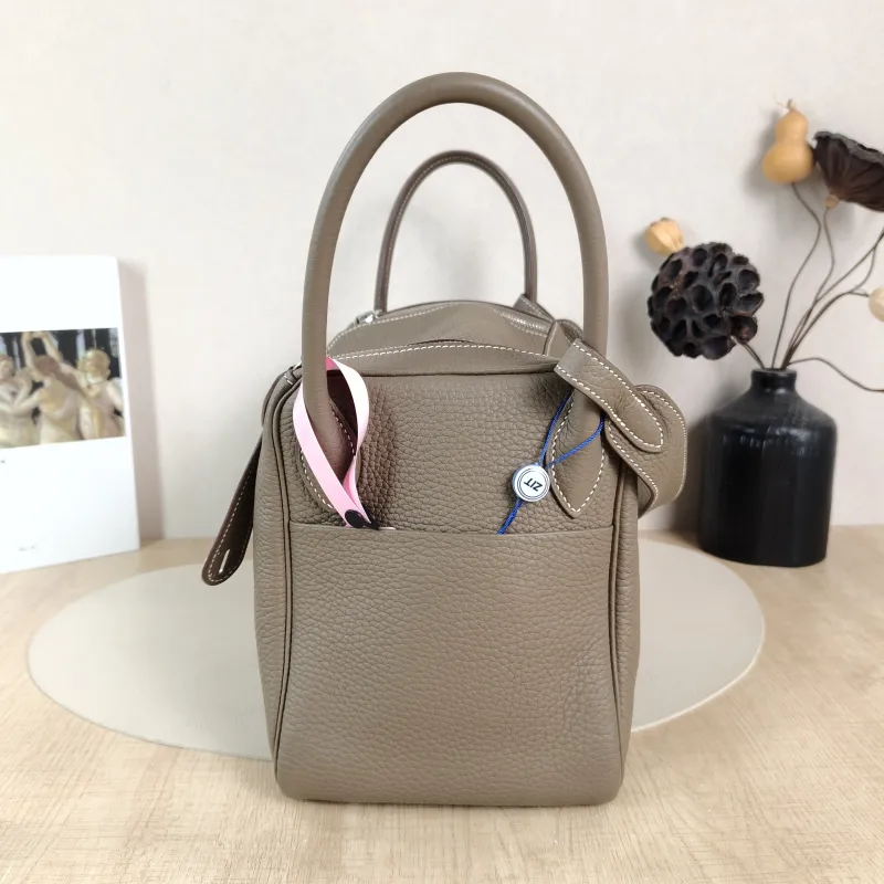 Hermès Shoulder Bag Lindy 30 TC Calfskin Medium 30 × 15 × 19 cm A — detail view 5 of 11