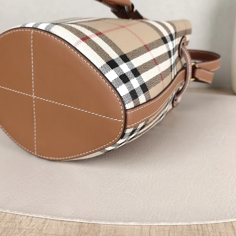 BURBERRY Crossbody Bag Bucket Bag 16.5 × 11 × 18 cm — detail view 9 of 10