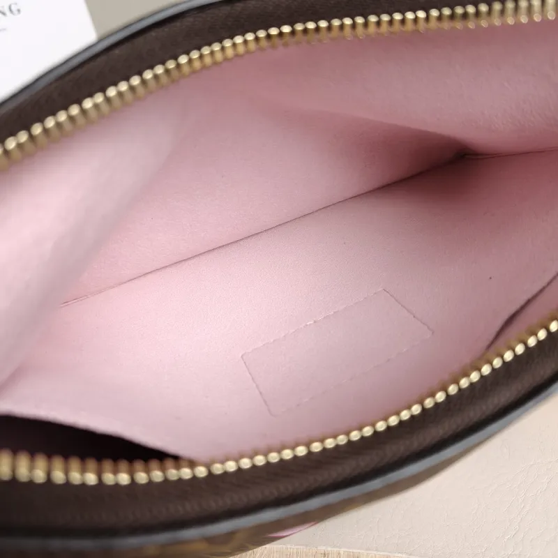 Louis Vuitton Crossbody Bag Boulogne Monogram PVC Small26 × 9.5 × 16 cm — detail view 7 of 10