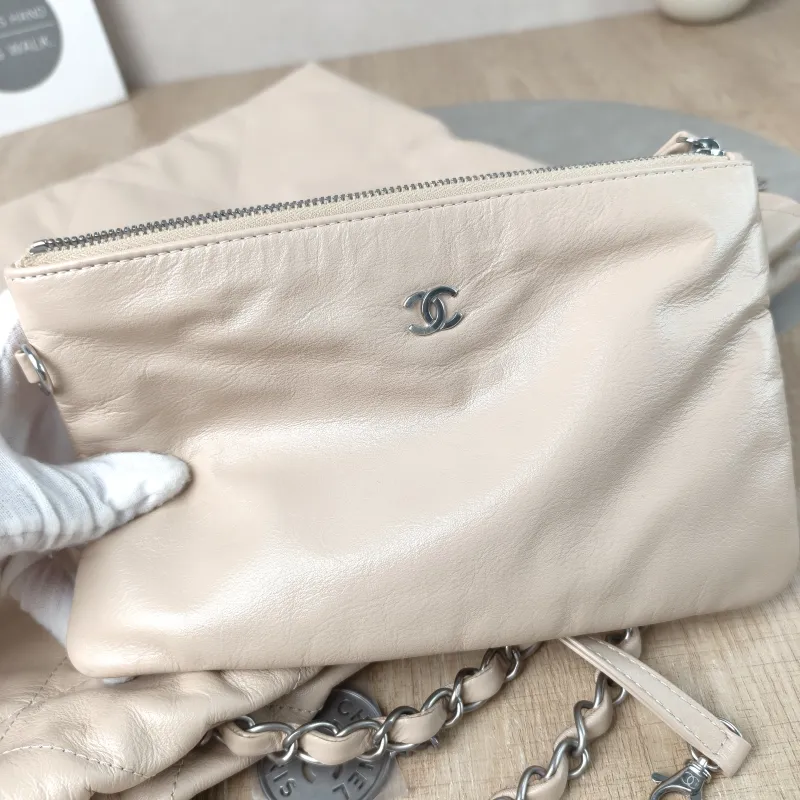 Chanel Shoulder Bag 22Bag Beige Calfskin Small 35 × 7 × 37 cm — detail view 1 of 12