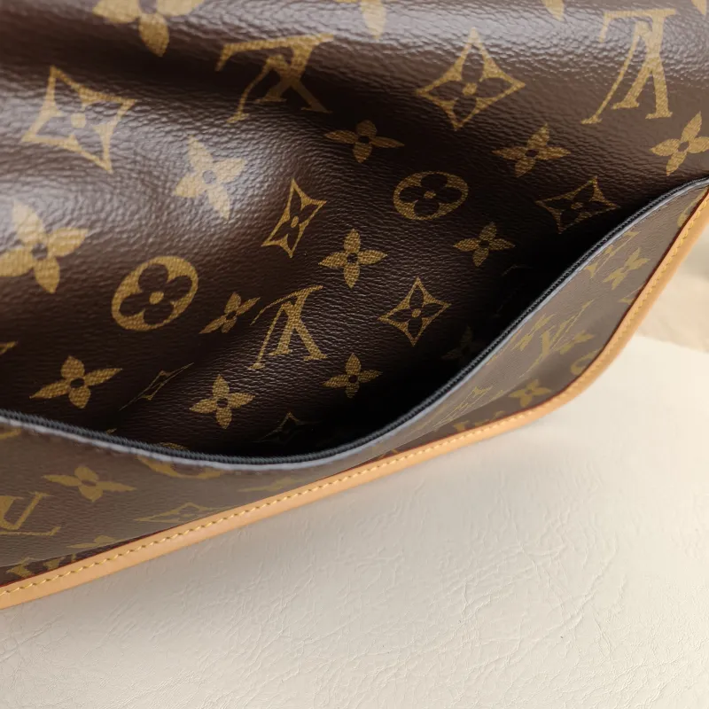 Louis Vuitton Crossbody Bag Diane Baguette Bag Shoulder Strap PVC Small 24 × 9 × 15 cm — detail view 2 of 12