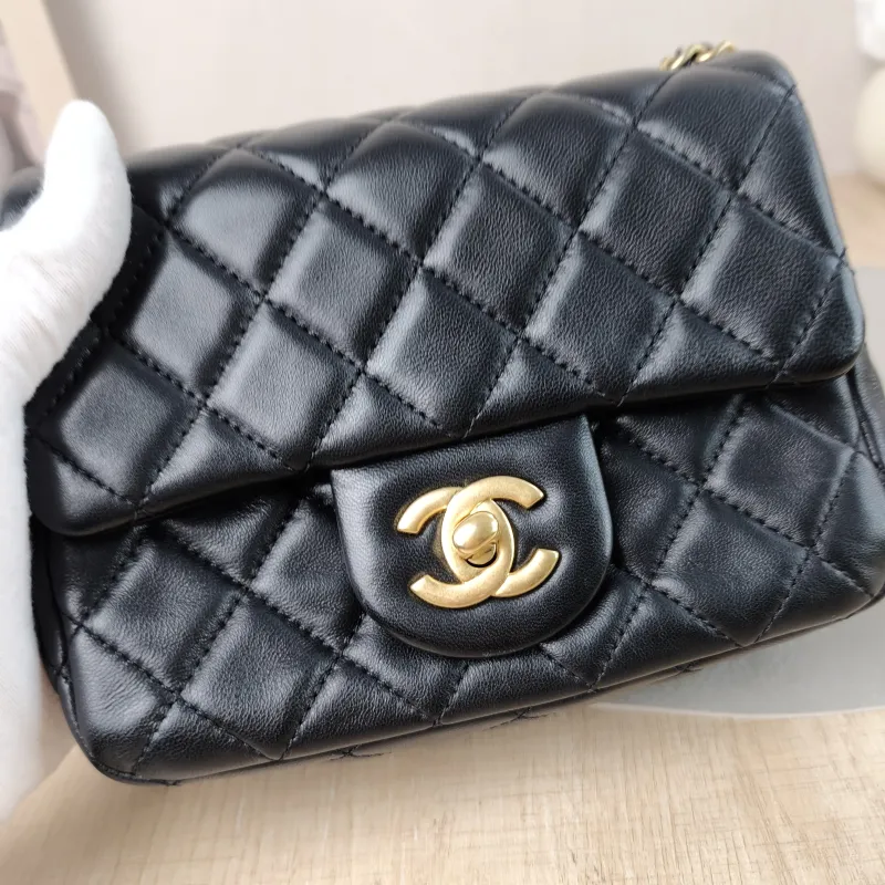 Chanel Crossbody Bag Black Lambskin One Size 17 × 8 × 13.5 cm — detail view 4 of 14