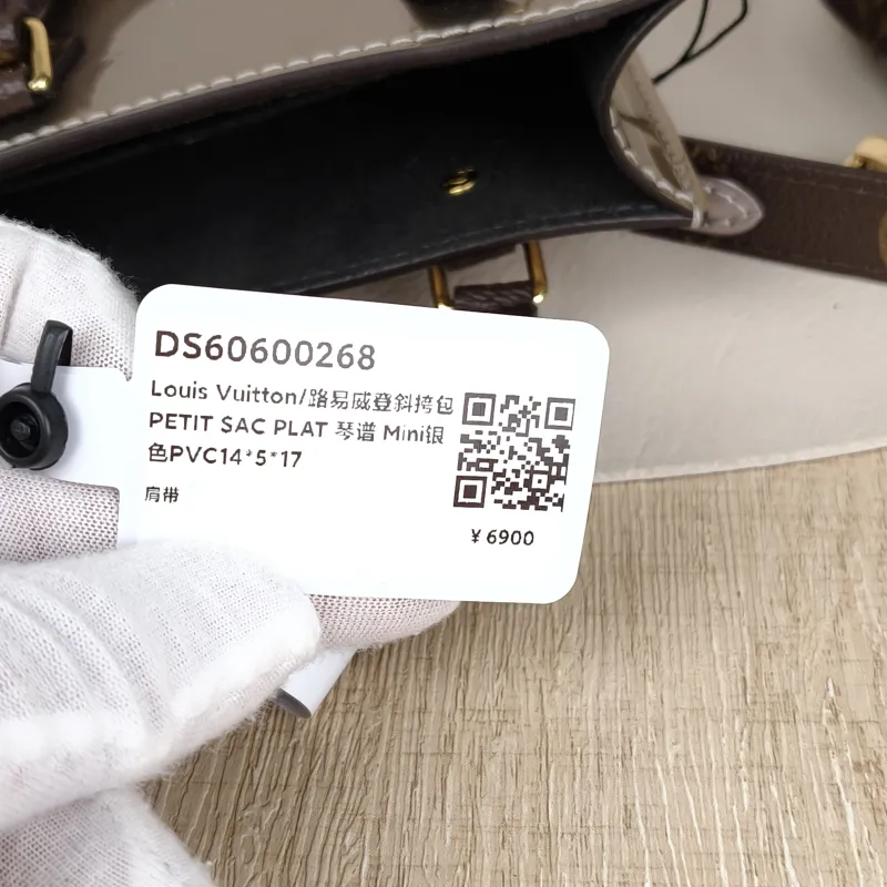 Louis Vuitton Crossbody Bag PETIT SAC PLAT Mini Silver PV Cmini14 × 5 × 17 cm — detail view 2 of 8