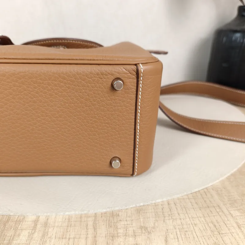 Hermès Crossbody Bag Lindy Mini 19 37 Brown TC Calfskin Mini 19 × 9.5 × 13 cm K — detail view 4 of 13