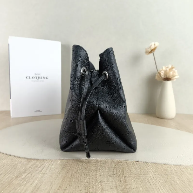 Louis Vuitton Crossbody Bag BELLA Black Calfskin One Size 22 × 14 × 19 cm — detail view 5 of 9