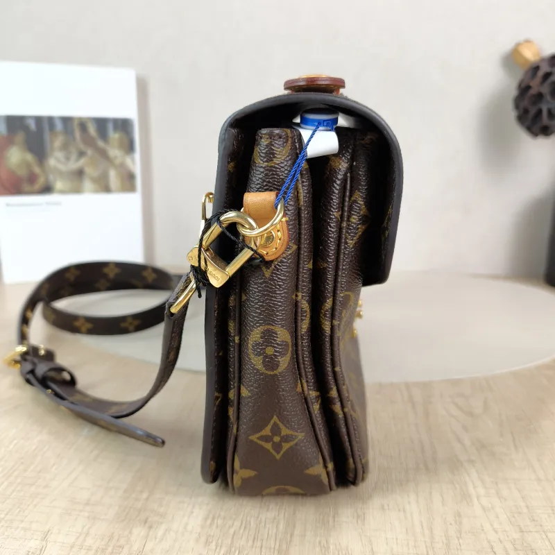 Louis Vuitton Crossbody Bag Pochette Métis Monogram PVC Medium 25 × 7 × 19 cm — detail view 5 of 11