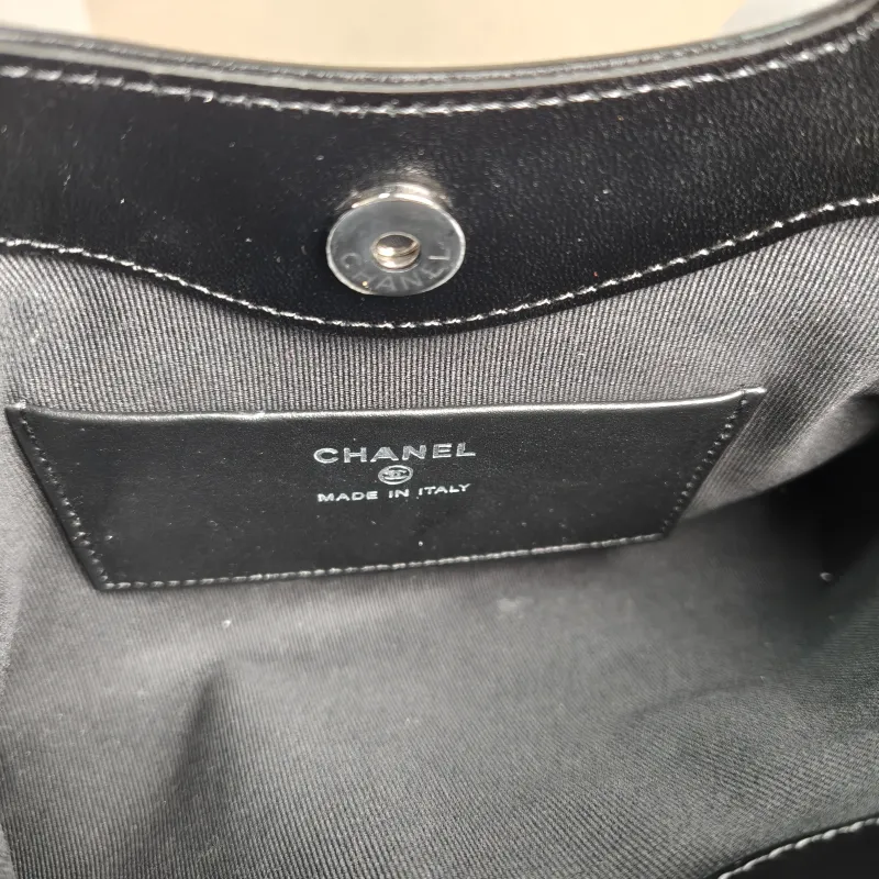 Chanel Shoulder Bag31Bag v Waxed Leather Calfskinnano20.5 × 3.5 × 17 cm — detail view 10 of 12