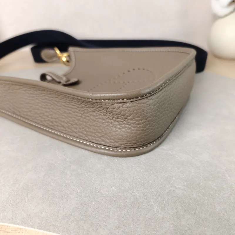 Hermès Crossbody Bag Evelyne Mini 16 Mini 16 TC Calfskin Mini 17 × 5.5 × 18 cm k Blue Shoulder Strap — detail view 4 of 14