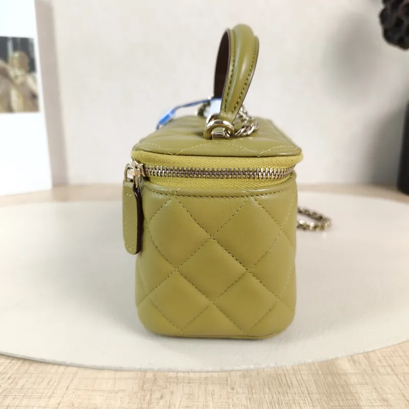 Chanel Crossbody Bag Edition Green Lambskinmini16 × 8 × 9.5 cm — detail view 13 of 14