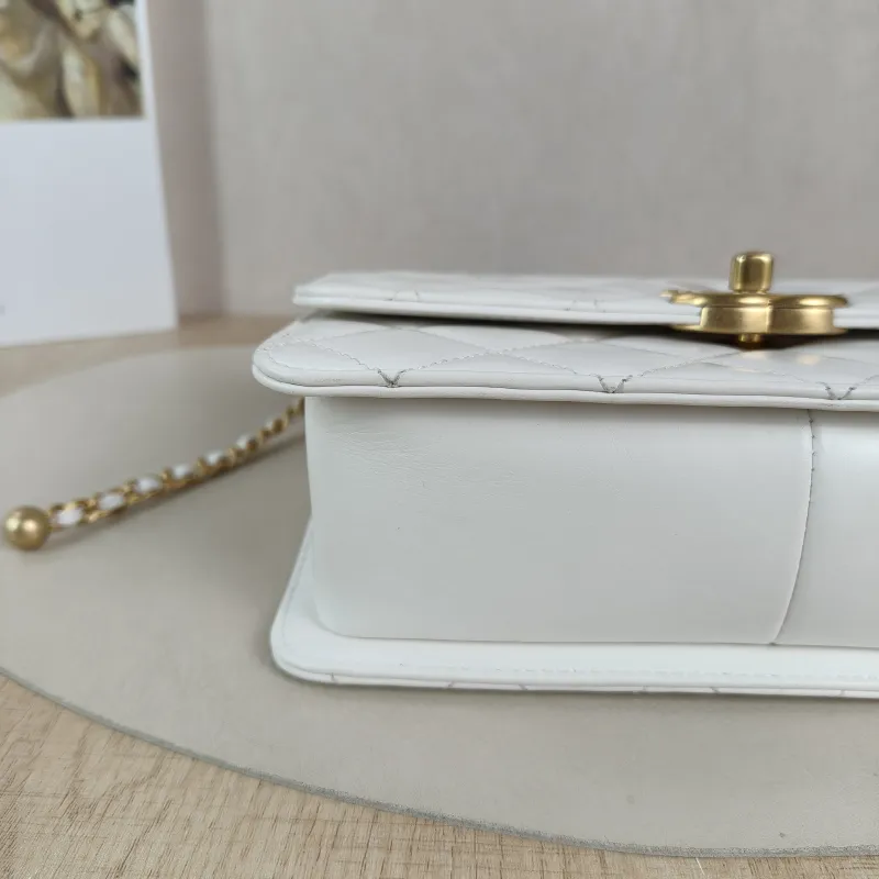 Chanel Crossbody Bag White Calfskin Medium 22 × 8 × 14.5 cm — detail view 4 of 14