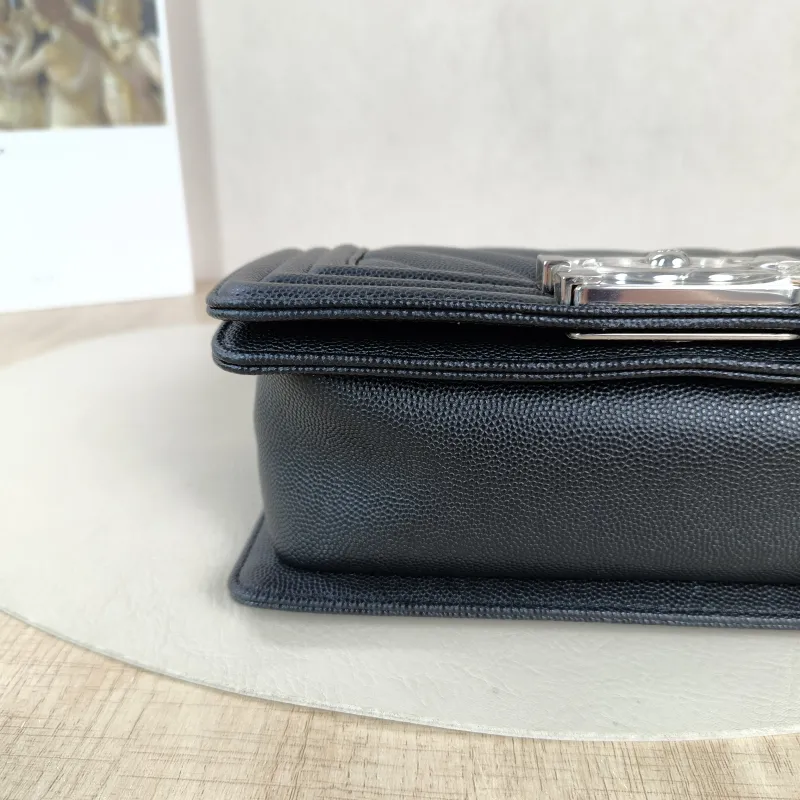Chanel Crossbody Bag v leboy Black Grained Calfskin Small 20.5 × 8.5 × 12 cm 29 — detail view 9 of 11