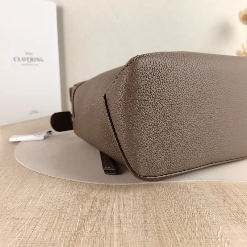 LOEWE Crossbody Bag Puzzle Brown Calfskin Medium 29 × 14 × 19.5 cm — detail view 2 of 12