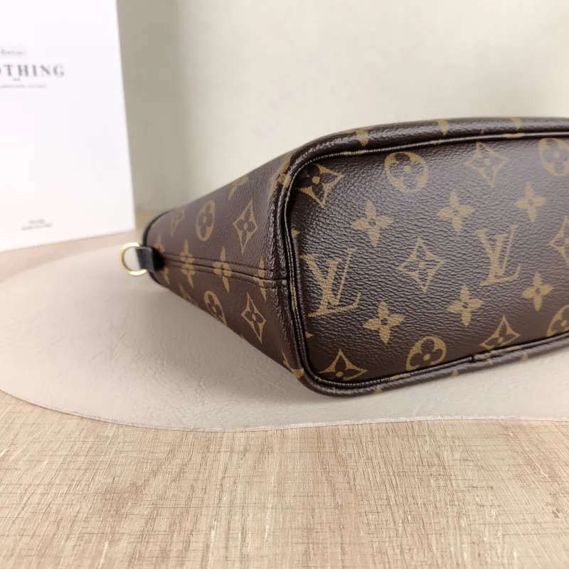 Louis Vuitton Crossbody Bag NEVERFULL INSIDE OUT BB Black PVC · Calfskin BB 26.5 × 11 × 16.5 cm — detail view 2 of 11