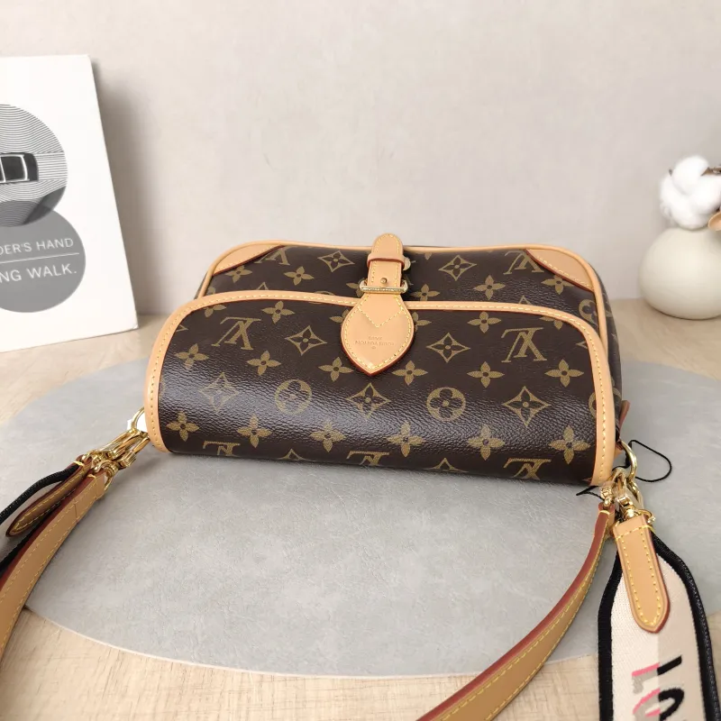 Louis Vuitton Crossbody Bag Diane Baguette Bag Shoulder Strap PVC Small24 × 9 × 15 cm — detail view 5 of 15