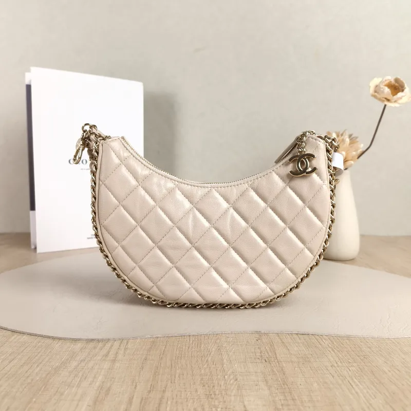 Chanel Shoulder Bag Beige Lambskin Small20 × 6 × 15 cm