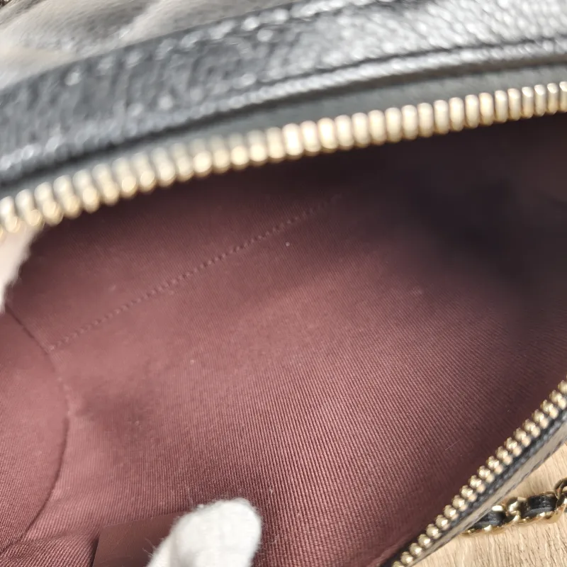 Chanel Crossbody Bag Crossbody Bag Black Grained Calfskin One Size 18.5 × 11 × 11.5 cm — detail view 12 of 13