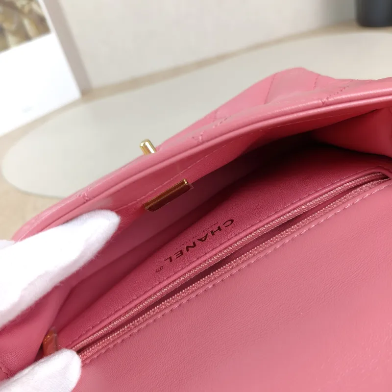 Chanel Crossbody Bag Pink Lambskin One Size 20 × 5 × 13 cm — detail view 10 of 14