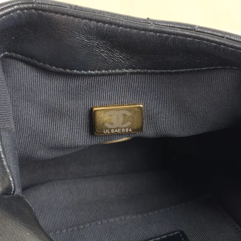 Chanel Crossbody Bag Crossbody Bag Black with Gold-Tone Hardware Lambskin One Size 18 × 5 × 15 cm — detail view 11 of 12