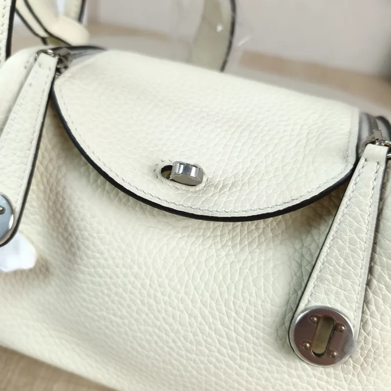Hermès Crossbody Bag Lindy Mini 19I2 TC Calfskinmini19 × 9.5 × 13 cm — detail view 10 of 12