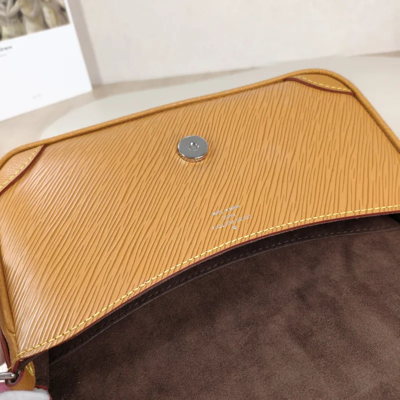 Louis Vuitton Shoulder Bag BUCI Epi Embossed Calfskin One Size 24.5 × 9 × 15.5 cm — detail view 8 of 12