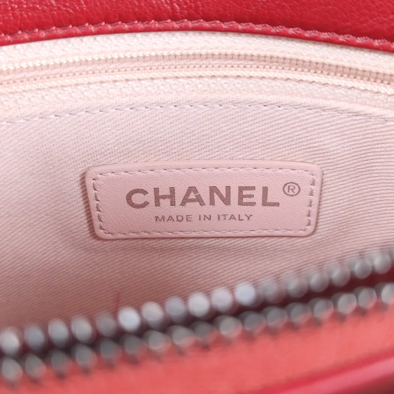 Chanel Crossbody Bag Chain Bag Red Calfskin 22 × 6.5 × 14 cm 23 — detail view 2 of 15