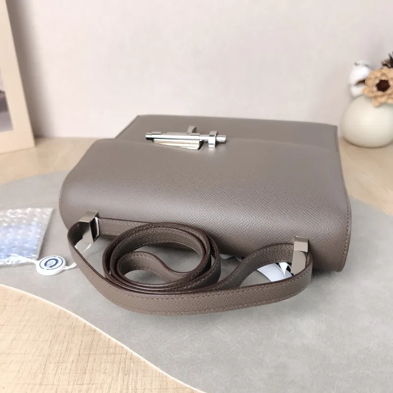 Hermès Crossbody Bag Verrou 23 Epsom Calfskin One Size 23 × 7 × 18 cm — detail view 6 of 13