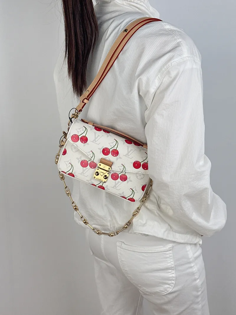 Louis Vuitton Crossbody Bag Pochette Métis East West White · PVC Small21.5 × 6 × 13.5 cm — on-model view 2 of 3