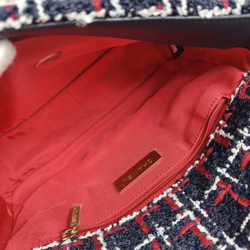 Chanel Crossbody Bag19Bag Navy Small26 × 9 × 16 cm — detail view 9 of 13