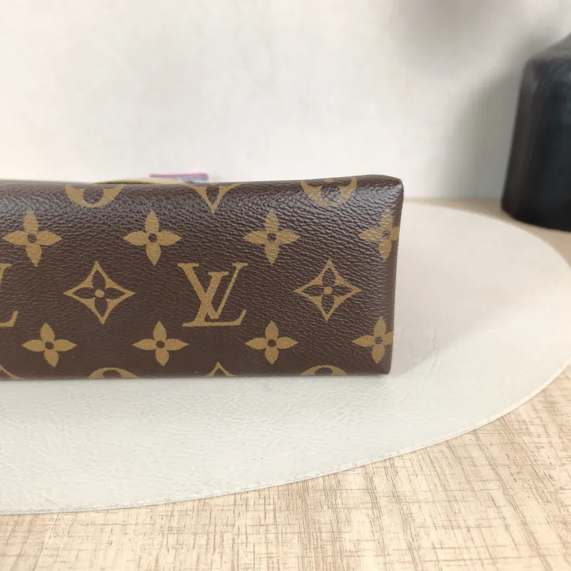 Louis Vuitton Crossbody Bag Locky BB Black PVCBB20 × 7.5 × 16 cm — detail view 9 of 12