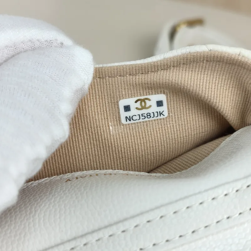 Chanel Wallet Wallet White Grained Calfskinmini10 × 2 × 8 cm — detail view 8 of 11
