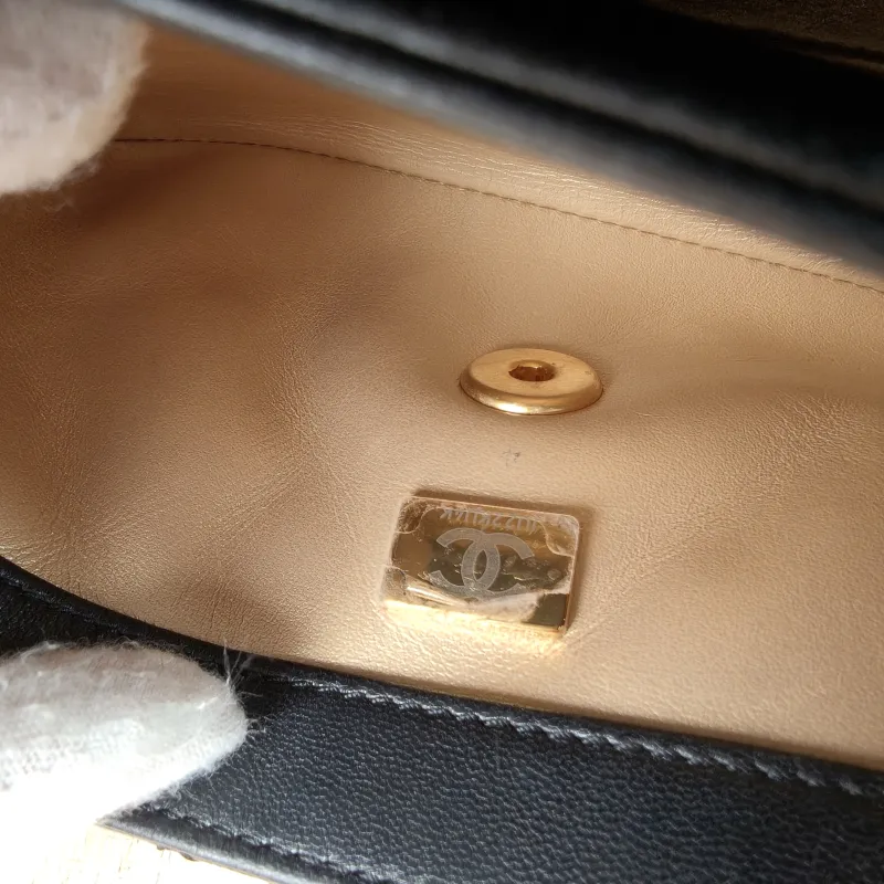 Chanel Crossbody Bag Crossbody Bag Black with Gold-Tone Hardware Lambskin Mini 20 × 6.5 × 13 cm — detail view 10 of 16