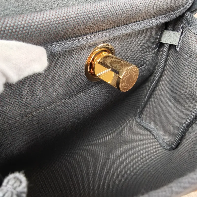 Hermès Crossbody Bag Herbag Zip 20 Calfskin，Canvasmini20.5 × 7 × 16.5 cm — detail view 9 of 12