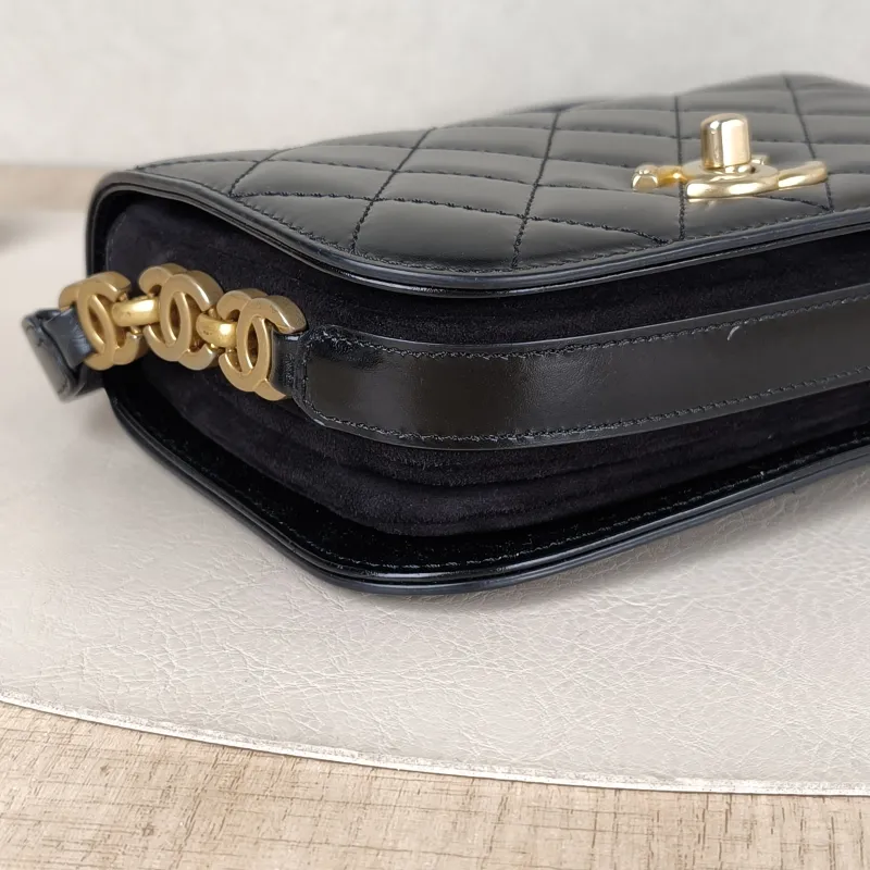 Chanel Crossbody Bag22a c Black Calfskinmini17.5 × 5.5 × 12 cm — detail view 7 of 15