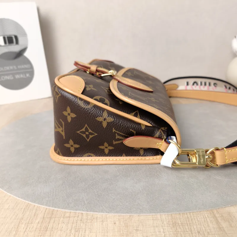 Louis Vuitton Crossbody Bag Diane Baguette Bag Shoulder Strap PVC Small24 × 9 × 15 cm — detail view 11 of 15