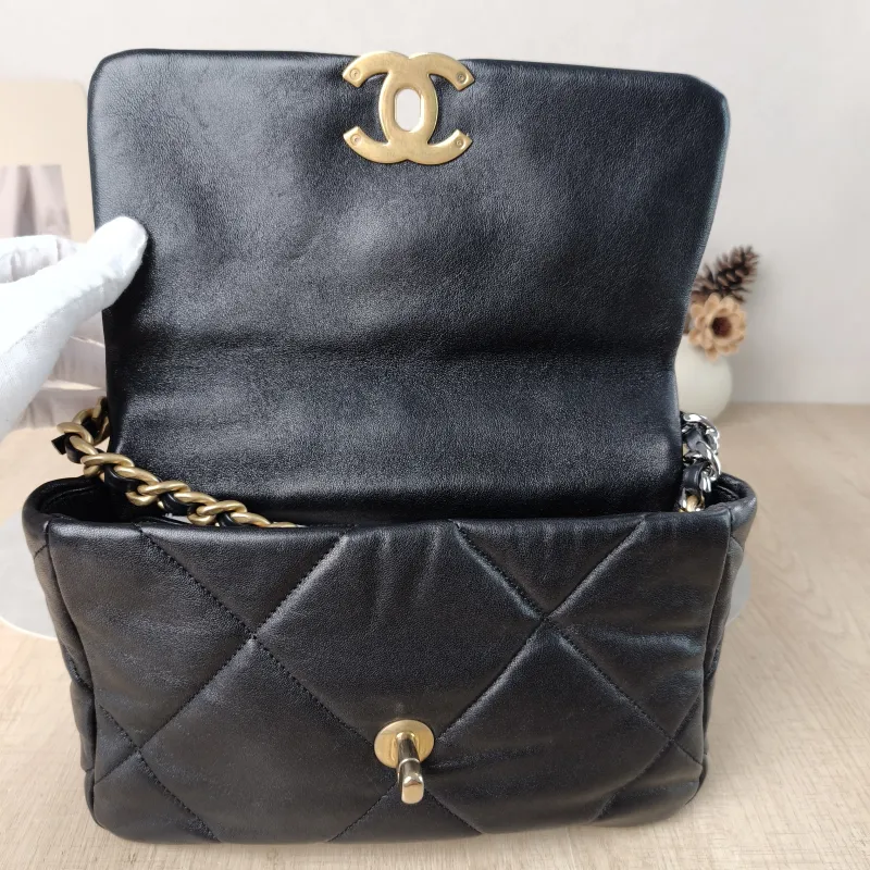 Chanel Crossbody Bag 19Bag Black SL ambskin Small 26 × 9 × 16 cm 28 — detail view 8 of 13