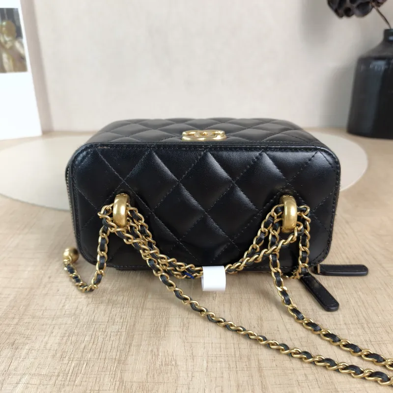 Chanel Crossbody Bag Black Calfskin One Size 16 × 8 × 9.5 cm — detail view 2 of 12