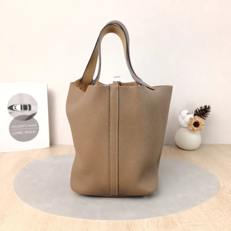 Hermès Top Handle Bag Picotin Lock 22 223G Taurillon Clemence TC Calfskin Medium22 × 17 × 21 cm — cover view 2 of 6